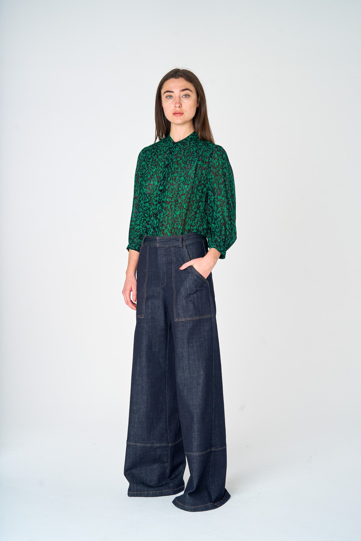 Chic cargo denim pants to wear any day of the week.